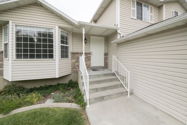 Cost of White Vinyl Siding Replacement in Tacoma